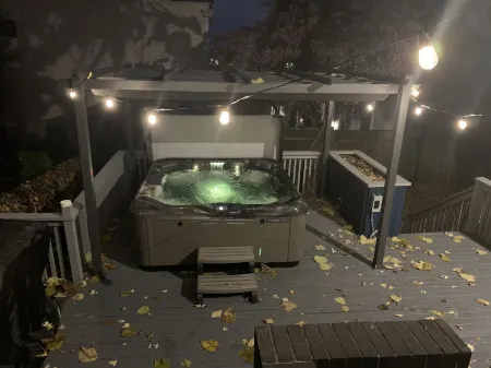 Clifton Scenic Lodge 3BR 2BA: Private Hot Tub, Spacious Patio, Offstreet Parking