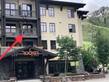 Prime Location Inside Palisades Village.  Steps to Gondola. 1 Bdrm -Sleeps 4 Отели рядом с достопримечательностью «Squaw Valley Ski Area»