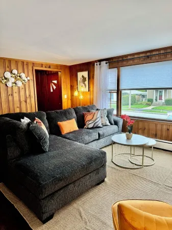 Remodeled Single Family, Enjoy a experience at this centrally located place.