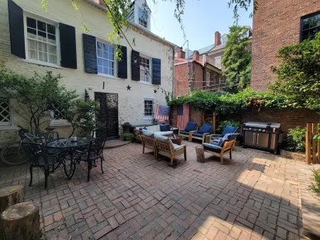 Washington Family Property, Upper Carriage House in Old Town on 107 S Lee Street Отели в г. Александрия