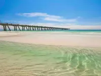 The Emerald Cove at the Beach Отели рядом с достопримечательностью «Наварр Бич Си Тертл Консервейшен Сентер»