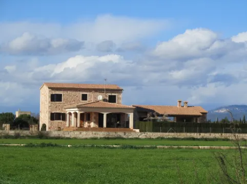 Wonderful finca with a large pool and barbecue kitchen near Es Trenc!