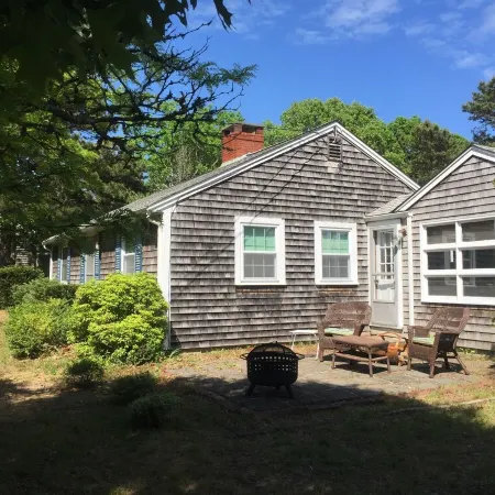 Peaceful, comfortable Cape Cod house close to the shore