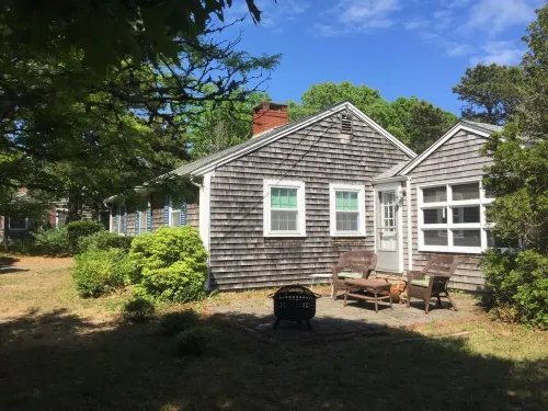 Peaceful, comfortable Cape Cod house close to the shore