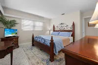 5735 - Cozy home in the heart of the Yacht Club!