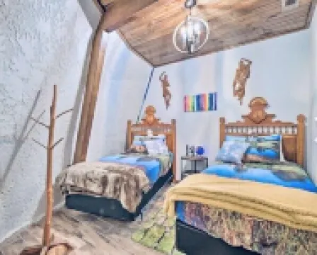 Cedar Bluff Hobbit House - Lake View, 3 private gated acres