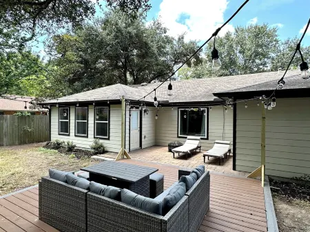 Newly Renovated Home, Centrally Located, Sleeps 10 Отели рядом с достопримечательностью «The Music Box Theater»