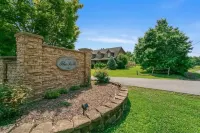 Center Hill Lake - 4 Bedroom, 2 Bath, Pool, Bonus Rm & Deck - 1 Hr to Nashville - 3-Star