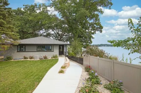 South Shore Sunrise: 100% Renovated Lake Home, Pontoon INCLUDED, near Notre Dame Отели в г. Онтва Тауншип