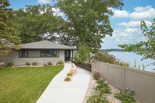 South Shore Sunrise: 100% Renovated Lake Home, Pontoon INCLUDED, near Notre Dame 온트와 타운쉽 호텔