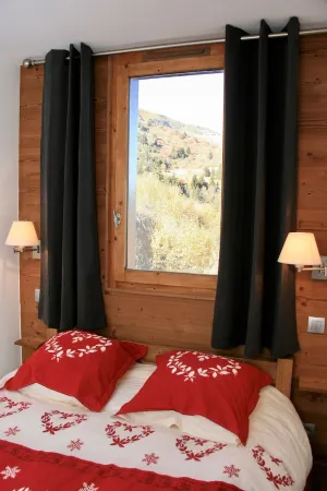 SKIS BY THE FEET- 2 ROOM / CABIN - DONE AGAIN - HIGH SPEED WIFI -CALME AND CLEAR VIEW Отели рядом с достопримечательностью «Moncler»