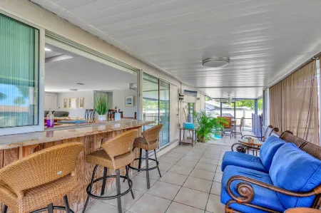 Jamaican Relaxation 3 bedrooms heated pool and unique game room Отели в г. Apollo Beach