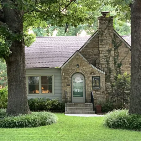 Charming and Cozy Stone Cottage Near Tulsa Expo Square and Downtown