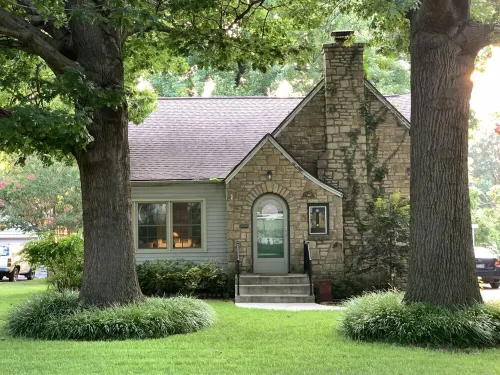 Charming and Cozy Stone Cottage Near Tulsa Expo Square and Downtown
