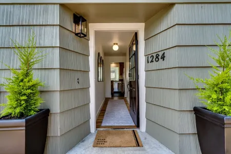 Stunning U of O Home – Just Steps from Hayward Field! Отели рядом с достопримечательностью «KLCC»