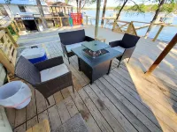 Waterfront Lake Cottage, Spacious Outdoor Deck! 🐕 🐶  BBQ grill and Firepit!