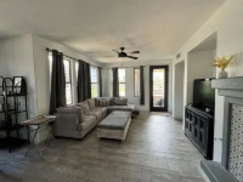 3-bedroom condo in beautiful Scottsdale with AC, WiFi, fitness room