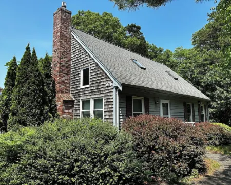 Charming Cape Cod summer house conveniently located  with plenty to offer. Hotels in Mashpee