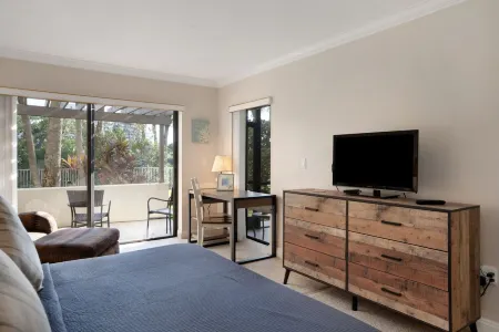 Siesta Dunes 1st Floor Beach Retreat + Bikes Отели в г. Сиеста-Ки