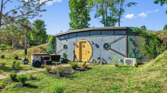 Rustic Hobbit Inspired Hocking Hills State Park 3 mi away Hot Tub Pet Friendly