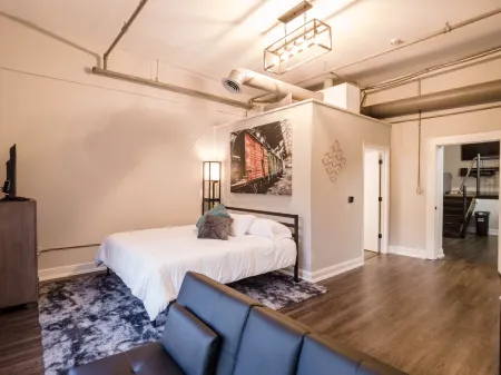 King Sized - Heart of Downtown Lafayette Отели в г. Лафайетт