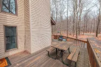 Private Cabin in Wooded Oasis with many amenities!