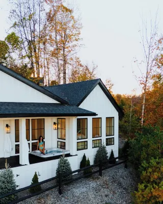 ADIRONDACK LUXURY LAKEFRONT OASIS WITH HOT TUB ‘NEW BUILD’ 해밀턴 대학 주변 호텔