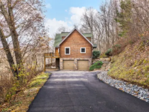 Breathtaking Mountain View Luxury AVL Cabin w/Hot Tub, Fireplaces, Hi-Speed Wifi