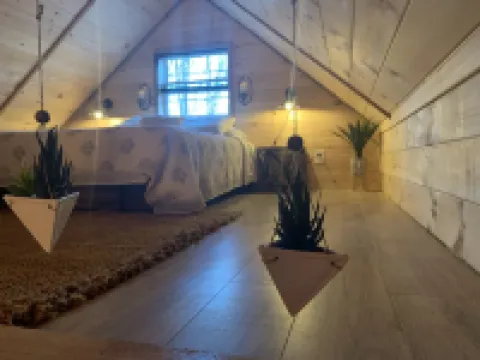 WINDROCK CABIN THAT IS 5 MINUTES AWAY FROM GENERAL STORE AND TRAIL HEADS BEAUTY!