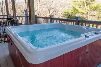 Unique Massanutten Lodge, Hot Tub, Game Room w/foosball and Gorgeous Views!!