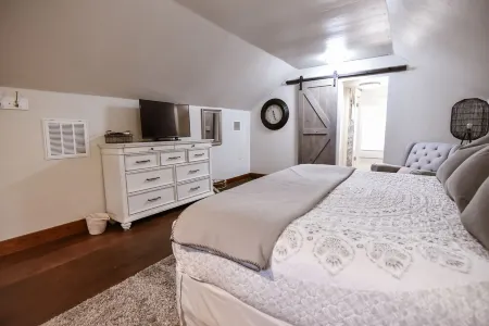 Cozy 3BR/2BA remodeled bath / park view and yard games!Discounts given here. Отели рядом с достопримечательностью «Amarillo Museum-Natural History»