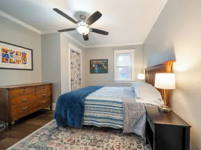 Charming 2-bedroom apartment close to everything on quiet street