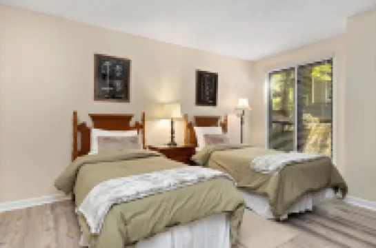 Rosie's Retreat: Cozy 3 BR, 3 Bath Condo in Wintergreen Resort, 1 mile to slopes