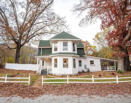 Relaxing Farmhouse, pet friendly, walk to town