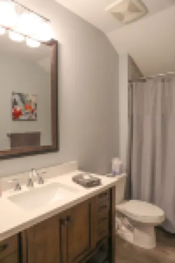 Hawk Nest Apartment-Walk to downtown & the water! New heated POOL!