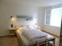 Maison de Plain Pied à 100 Mètres de la mer Hotels in La Flotte