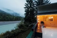 Riverside Retreat - Skagit River with hot tub+fire pit+views