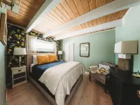 Newly Renovated! 5 Mins to Beach-Hot Tub-Fire Pit-Family & Dog Friendly Hotels in Melrose Township