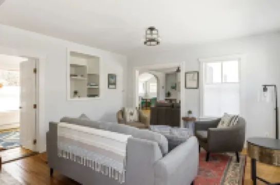 4-minutes to Sugarbush, steps to Warren Village!