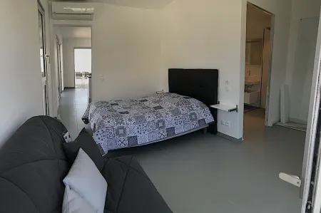 2-BEDROOM, 2-BATHROOM LUXURY APARTMENT WITH SEA AND HARBOR VIEW AND INFINITY POOL Отели в г. Сари-Соленцара