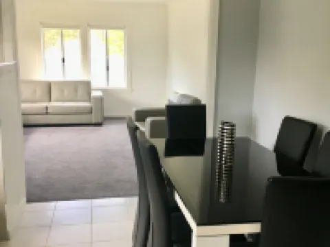 Entire House 3 bedrooms, 5 minute walk to town centre and 1 minute to beach Hoteles en Strahan