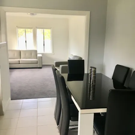 Entire House 3 bedrooms, 5 minute walk to town centre and 1 minute to beach