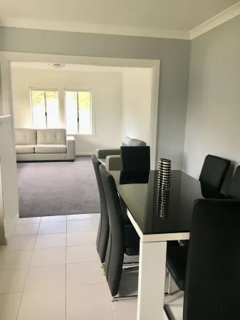 Entire House 3 bedrooms, 5 minute walk to town centre and 1 minute to beach Отели в г. Страхан