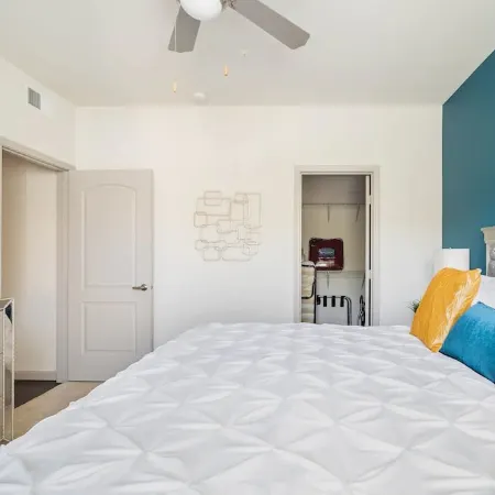 Luxury Suite King Bed 👑 Wi-Fi Pool Gym ✦ 55" Smart TVs 📺 Full Kitchen