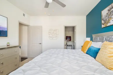 Luxury Suite King Bed 👑 Wi-Fi Pool Gym ✦ 55" Smart TVs 📺 Full Kitchen Отели рядом с достопримечательностью «McGrath Family Farm»