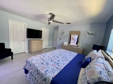 Easy Ocean Access House 30' Dock & Pool at Cabana Club Отели в г. Key Colony Beach