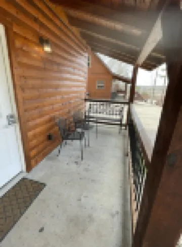 Cozy Cabin on the edge of town only 1/2 mile from Current River !