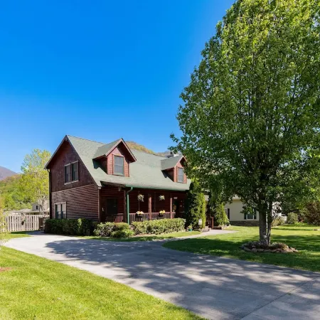 Cozy Log Cabin/Mountain Views & Rushing Creek/Pet-Friendly