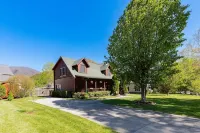 Cozy Log Cabin/Mountain Views & Rushing Creek/Pet-Friendly - Chalets