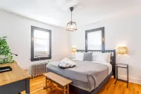 The B&W Haven 5BR Home with yard theater + Office Bridgeport Public Library Main Branch附近的飯店